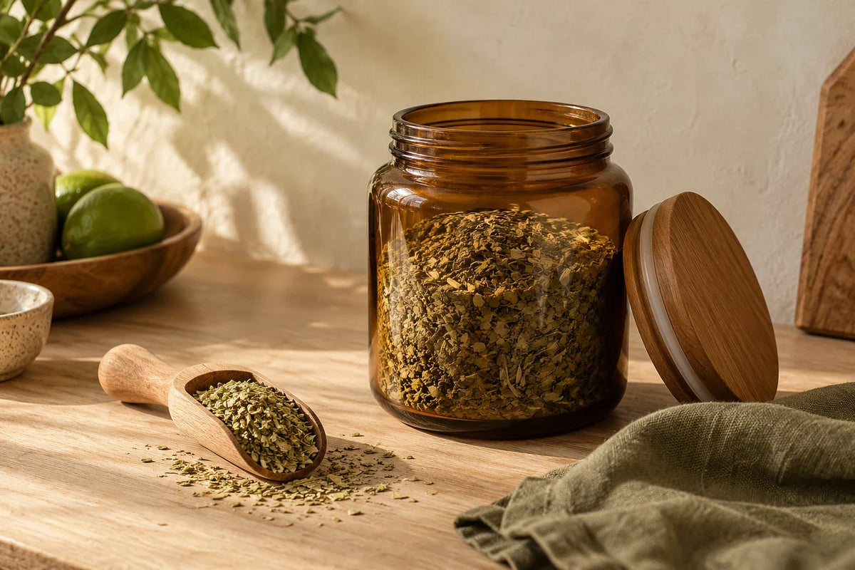 Yerba mate u staklenoj tegli sa poklopcem i drvenom kašikom