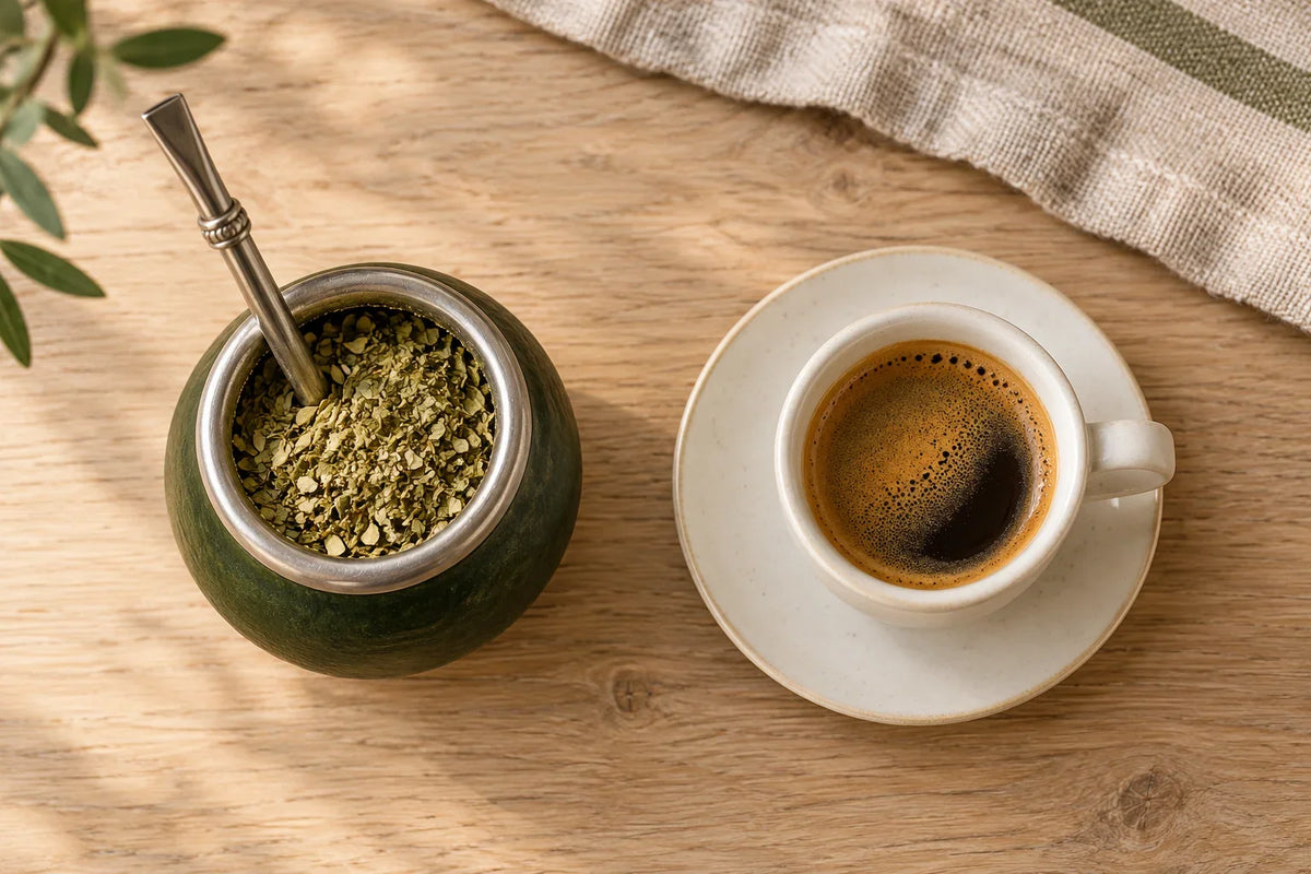 Yerba mate i kafa prikazani jedan pored drugog
